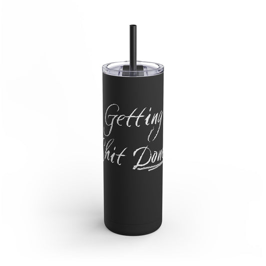 Vaso mate "Getting Shit Done" - Vaso delgado Maars de 20 oz con pajita | Declaración de hidratación con escritura a la tiza