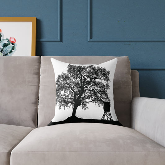 Kudde med silhuett av ensamt träd och vattentorn – mörk lantlig accent för stämningsfulla utrymmen. Kuddar för heminredning.