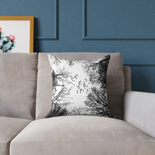 Mira hacia arriba: silueta de pájaros en vuelo sobre las copas de los árboles, cojín decorativo para soñadores y almas de Forestcore - Decoración de cojines de lona