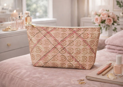 Elegant rutig accessoarväska med T-formad botten • Mjukrosa resväska med boutiquemonogram • Små eller stora storlekar